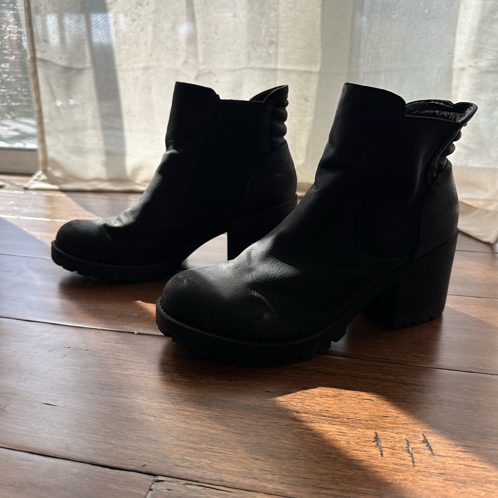 Size 7.5 black Chelsea boots